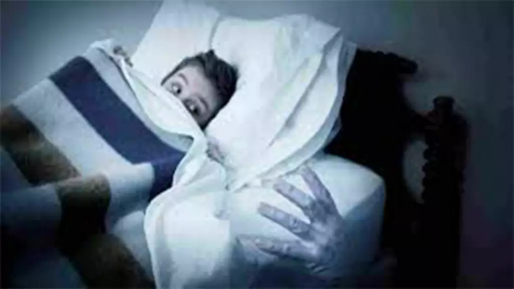 Nằm mơ thấy người đã mất đánh con gì?