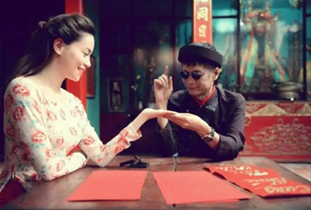 Mơ thấy nói chuyện với thầy bói